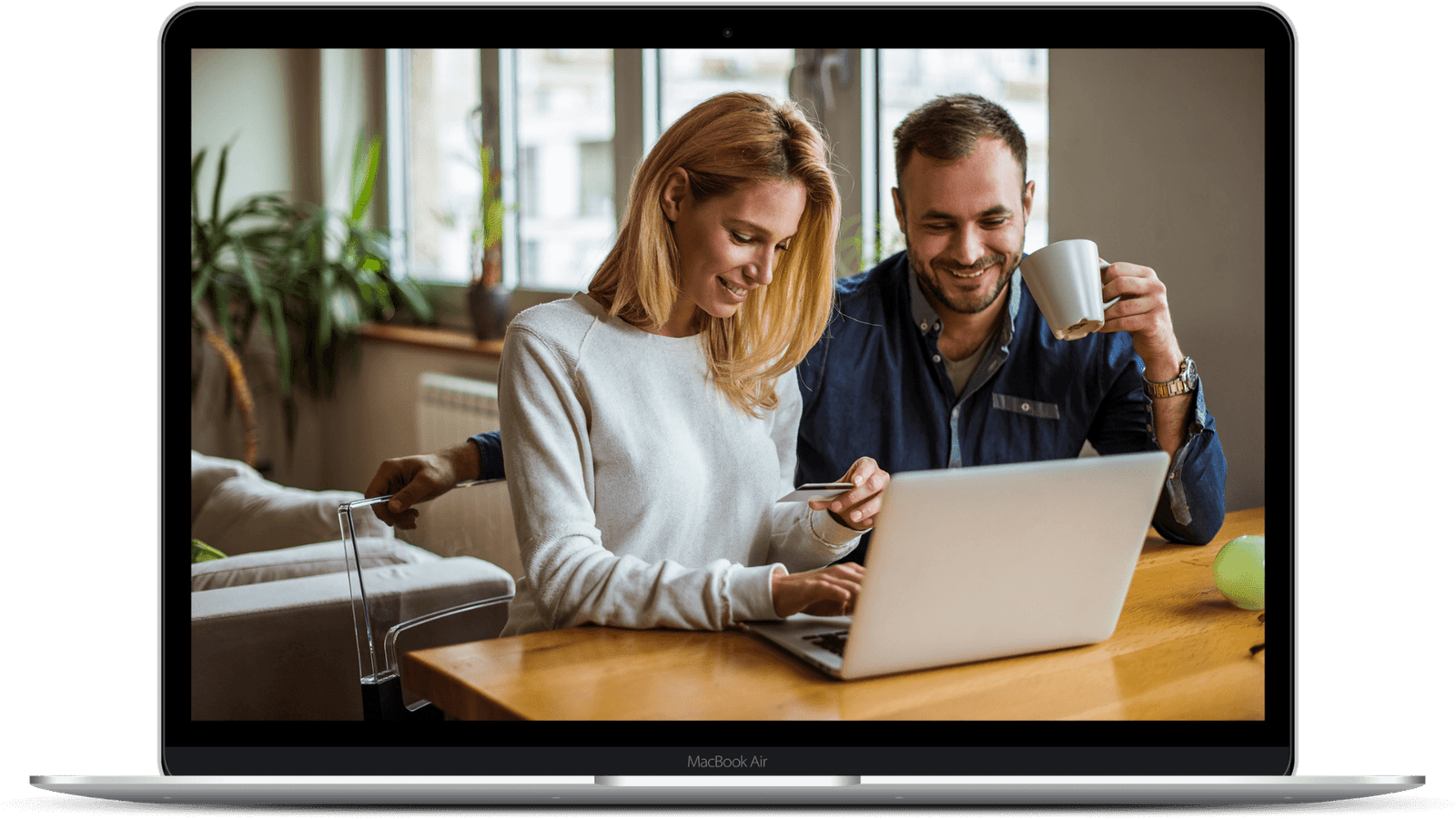 Un couple devant un ordinateur prêt à acheter en ligne