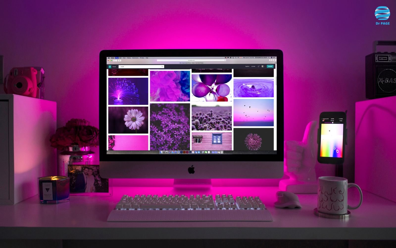 Bureau avec ordinateur avec lumière violette derrière