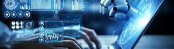 Des mains tapotant sur un clavier d'ordinateur et une main de cyborg sortant de l'écran d'ordinateur