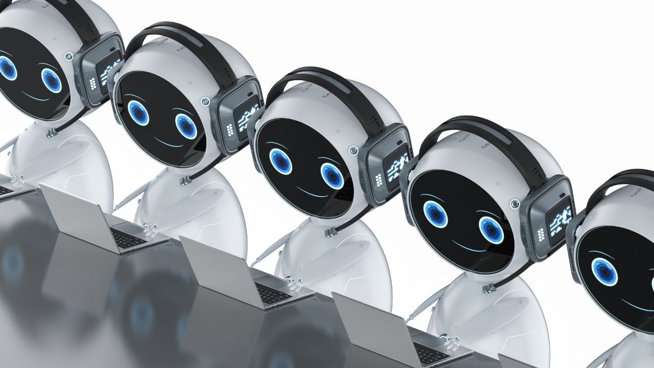 Des robots avec casques et micros représentant des Callbot IA assurant le service client d'une entreprise.