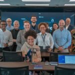 Participants souriants lors d'une formation IA en Guadeloupe, un groupe diversifié réuni pour des échanges autour de l'intelligence artificielle.