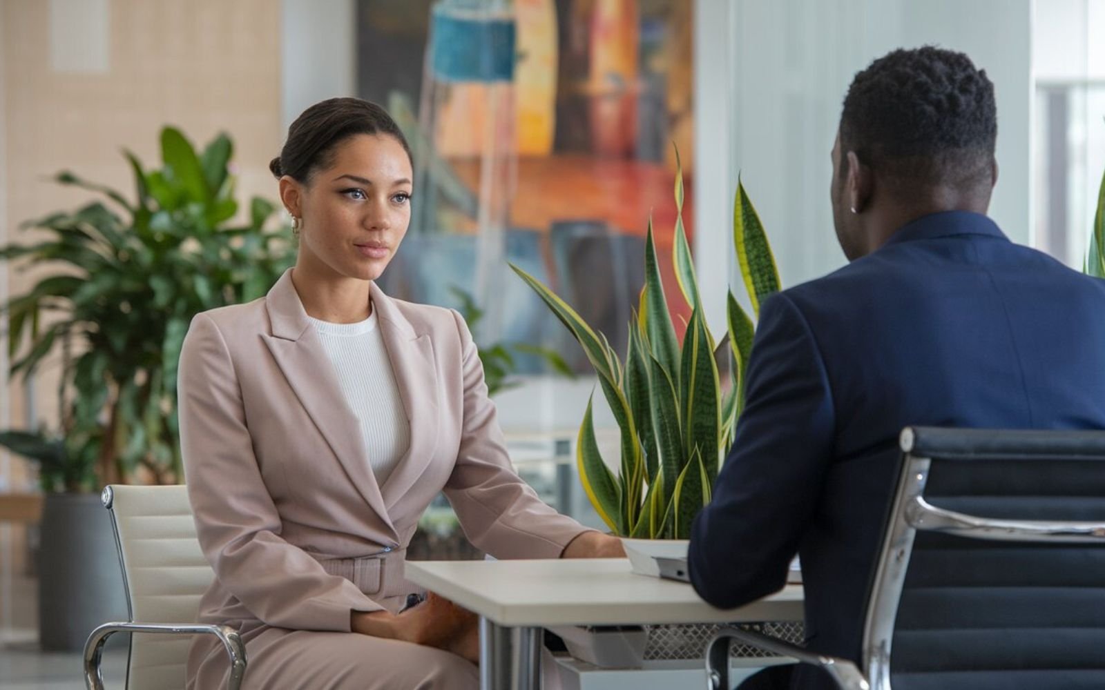 Entretien professionnel pour intégration de solutions IA en Guadeloupe - Rencontre entre entrepreneurs discutant des avantages de l'intelligence artificielle pour la transformation digitale des entreprises locales