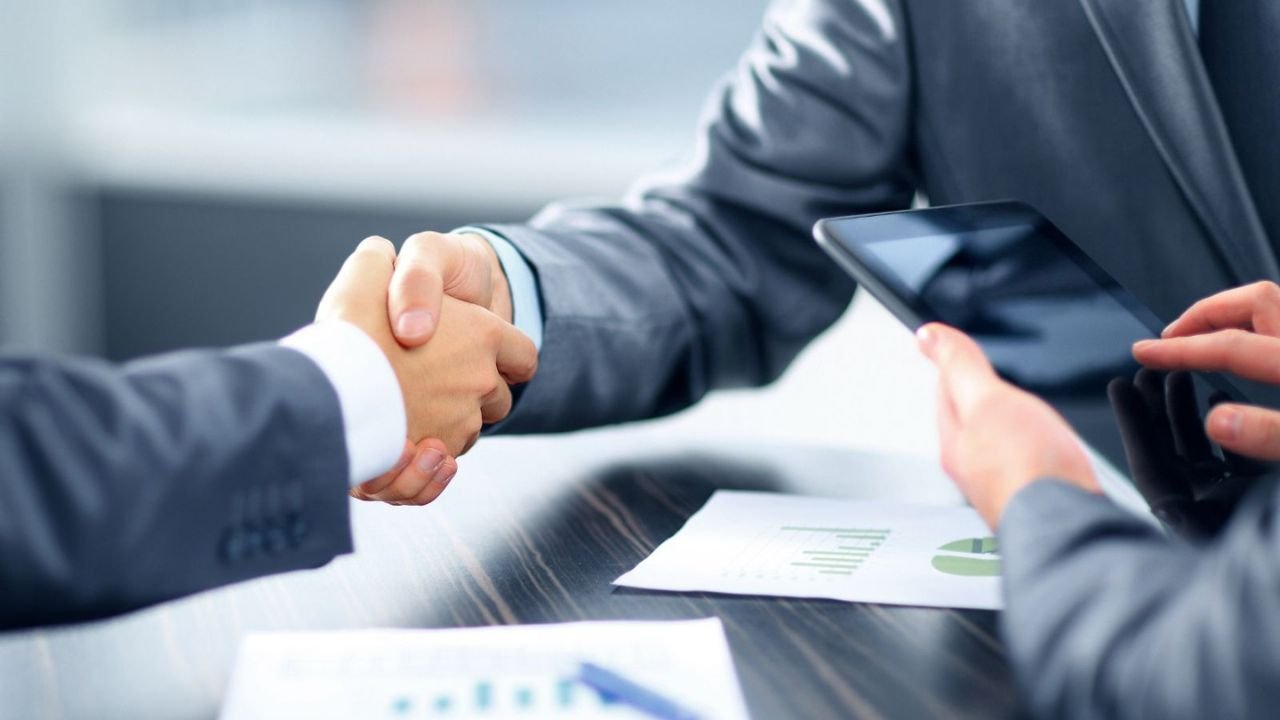 Poignée de main entre deux professionnels lors d’une réunion sur le financement d’un projet d’intelligence artificielle en Guadeloupe