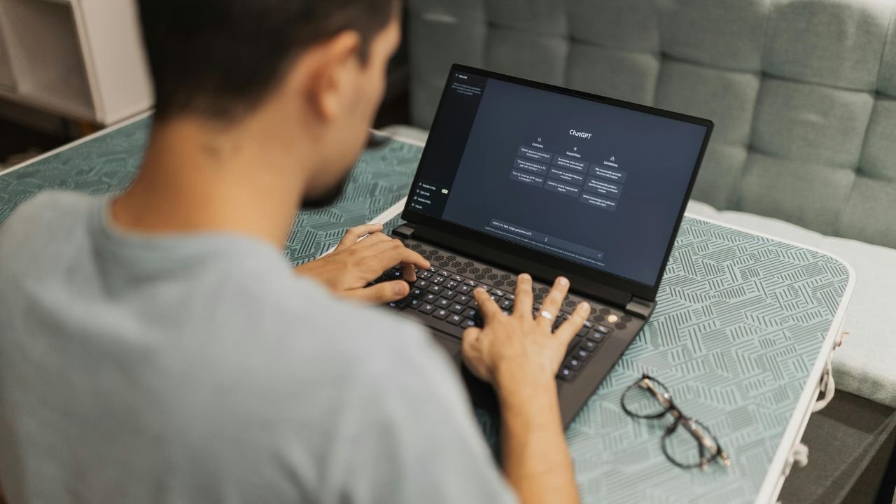 Chef d’entreprise guadeloupéen utilisant l’IA générative (ChatGPT, Gemini) pour améliorer la productivité de son entreprise grâce à la création de site web et aux agents conversationnels – expertise Dr PAGE Guadeloupe