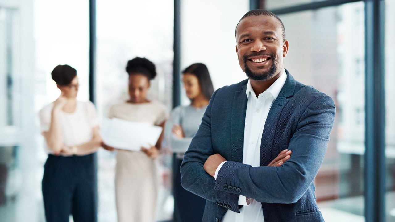 Groupe d’experts IA en Guadeloupe lors d’un audit et formation chatbot PME 2025